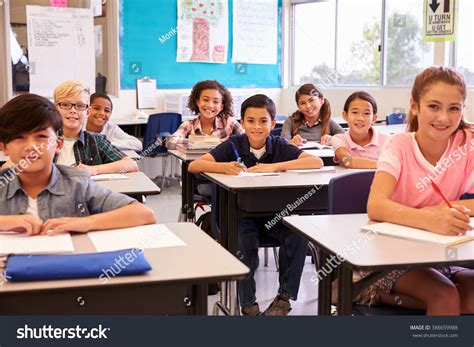 Smiling Elementary School Kids Sitting Desks写真素材388659988 Shutterstock