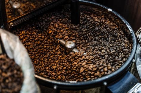 Processus De Torréfaction Des Grains De Café Dans Une Machine Spéciale