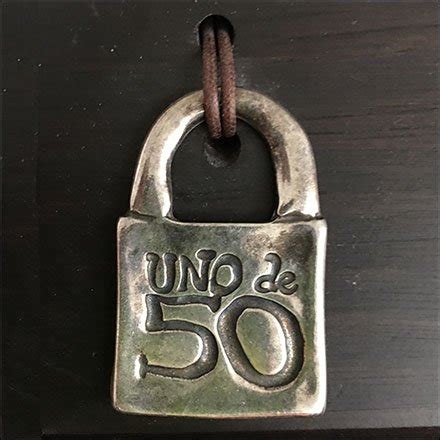 Logo Branded Uno de 50 Padlock – Fixtures Close Up
