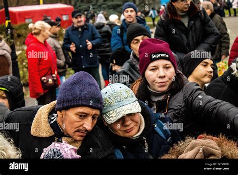 Les R Sidents De Kherson En Ukraine Re Oivent Des Vivres Sur La Place