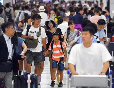 夏休みの出国ラッシュ、成田空港でピーク 毎日新聞