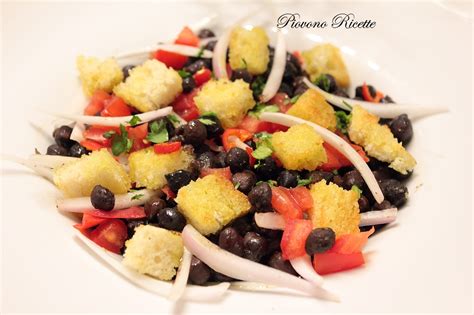 Insalata con ceci neri pane croccante e cipolle rosse Una genuina bontà