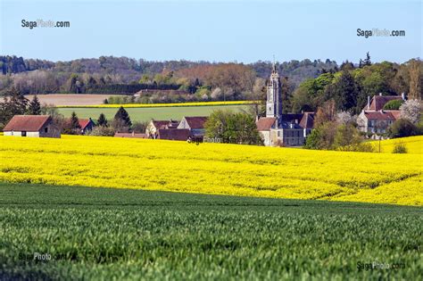 Photo De PAYSAGE DE PRINTEMPS AVEC LA FERME ET LES CHAMPS DE COLZA DANS