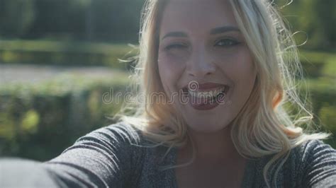 La Jolie Fille Blonde Donnent Le Clin D Oeil Prennent Le Gros Plan Selfie Image Stock Image Du