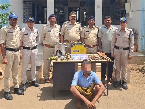 Accused Arrested With Illegal Weapons And Construction Material Varla