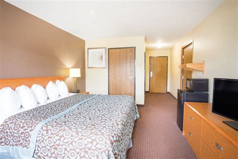 Days Inn by Wyndham Evansdale Waterloo | Evansdale, IA Hotels