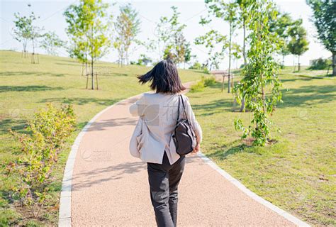 女商人在公园里散步