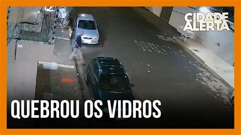 PREJUÍZO criminoso quebra vidro de veículo e foge caixa de