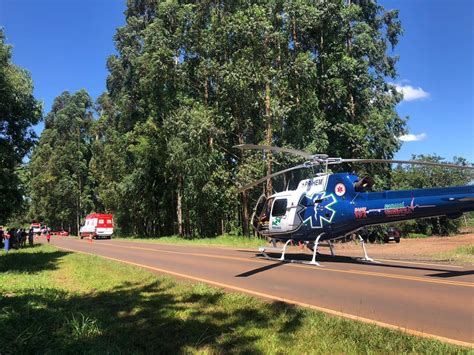 Motorista fica gravemente ferido após sair de pista e bater carro em