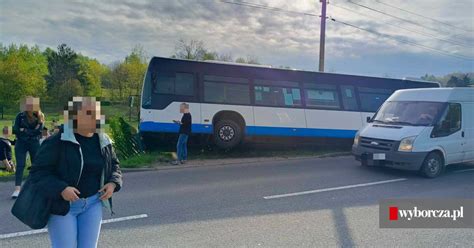 Wypadek autobusu miejskiego w Rybniku Na Świerklańskiej zjechał do rowu