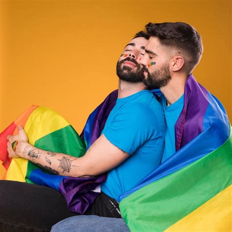 Hombres Con Bandera Lgbt Abraz Ndose Foto Gratis