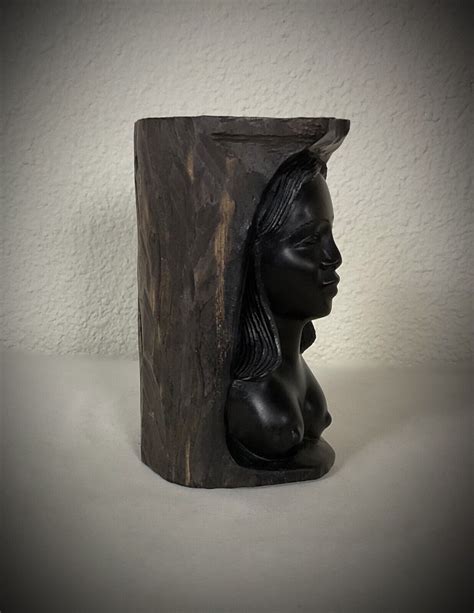 Ancien vintage sculpture Malgache d une femme nue en bois d ébène fait