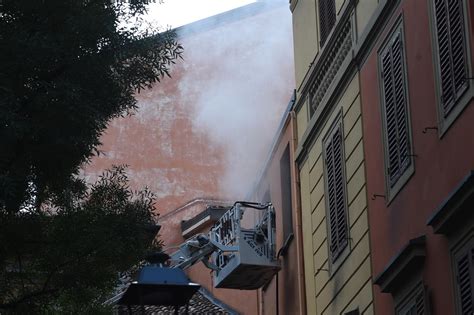 Incendio Allarena Del Sole Fiamme In Un Archivio