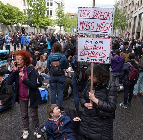 Berlin Corona Demos Verboten Polizei Nimmt Teilnehmer Fest WELT