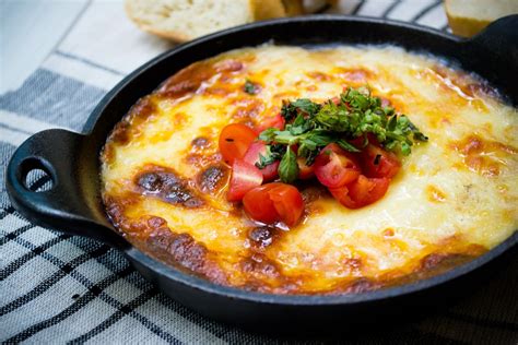 Provoleta Con Tomate Y Albahaca