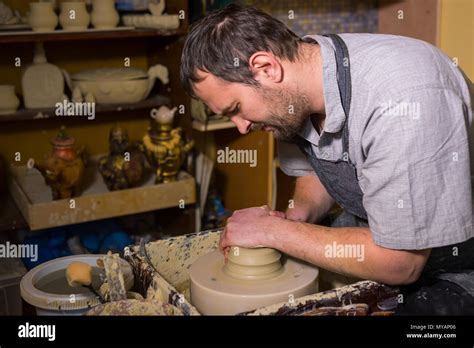 Macho Profesional Alfarero Trabajando Con Arcilla En Torno De Alfarero