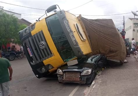 Barra da Estiva Caminhão carregado de maracujá tomba e danifica