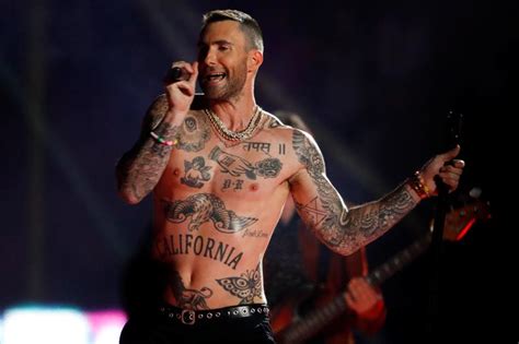 Vocalista Do Maroon 5 Faz Tatuagem Gigante Na Perna Confira Super