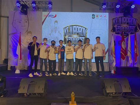 Team Esports Kota Malang Berfoto Bersama Usai Sukses Menyabet Juara 1