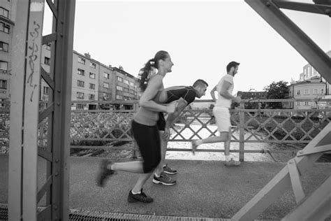 Deportes Urbanos Pareja Joven Sana Corriendo Por El Puente En La