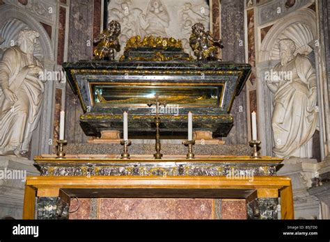 Tomba Di San Ranieri All Interno Della Cattedrale La Piazza Del Duomo