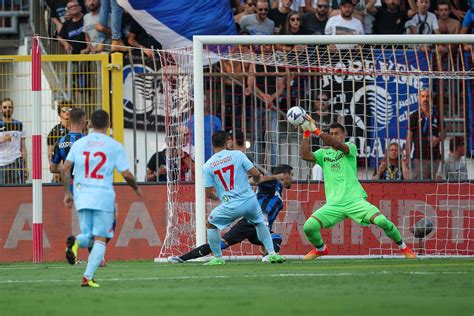 L Atalanta Riabbraccia Il Suo Portiere Musso Tornato Paratutto