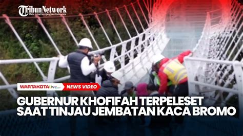 Gubernur Khofifah Terpeleset Saat Tinjau Jembatan Kaca Bromo Youtube