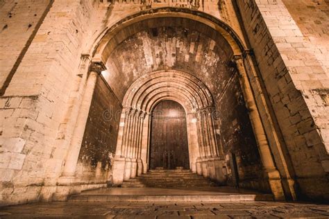 Vista De La Entrada A La Catedral De Santa Maria Maior De Lisboa En