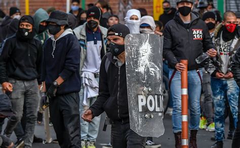 La brutal agresión de un miembro del Esmad a una joven protestante en