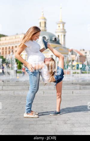 La Belle Petite Fille Est Engag E Dans Un Journal Sur La Gymnastique