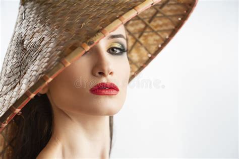 Il Bello Modello Della Ragazza Con Le Labbra Rosse Prepara E Spalle Nude Che Portano Il Cappello