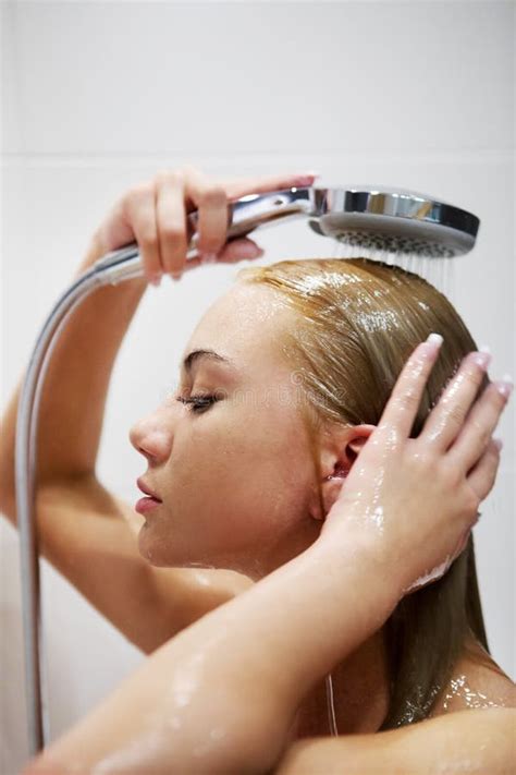 Belle Jeune Femme Nue Prenant La Douche Dans La Salle De Bains Image