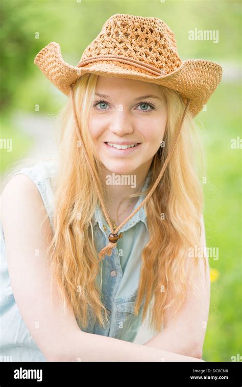 Junge blonde frauen Fotos und Bildmaterial in hoher Auflösung Alamy