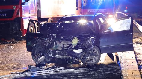 Unfall Bei Hochheim Am Main Zwei Schwerverletzte Auf Der A671