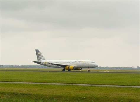 Vueling Airbus 320 232 EC LRE Baujahr 2002 Flugahfen Schiphol