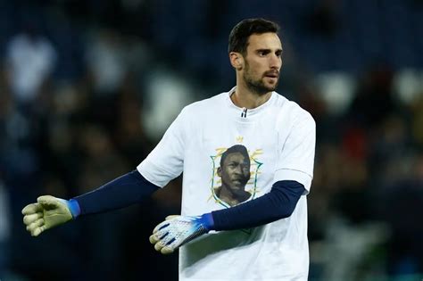 El Arquero Del Psg Sergio Rico Pelea Por Su Vida Tras Caerse De Un