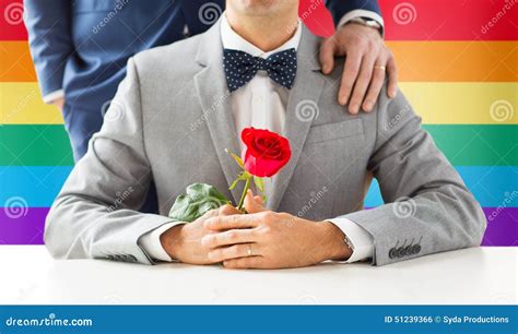 Chiuda Su Delle Coppie Gay Maschii Con Le Fedi Nuziali Sopra Fotografia Stock Immagine Di