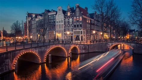 Guide to Amsterdam Canal Cruise at night