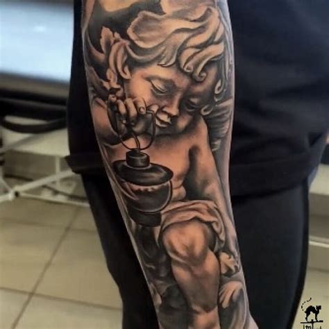 Tatuaż aniołek z lampionem Autor Lucky Tattoo dziarownia pl