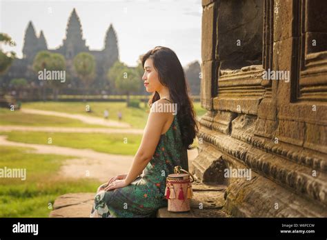 Solo Brunette Hi Res Stock Photography And Images Alamy