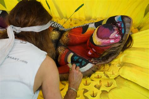 Can You Spot The Naked Woman Covered In Body Paint In This Optical Illusion The Sun The Sun