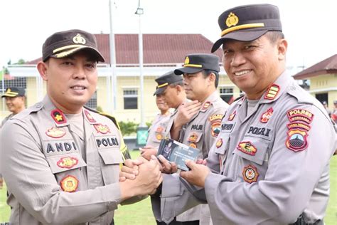 Polres Wonosobo Bagikan Buku Saku Pedoman Anggota Hadapi Pemilu 2024