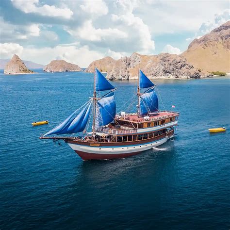 boat charter komodo island private phinisi yacht  komodo luxury