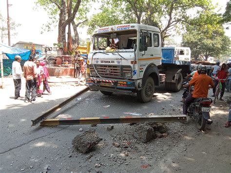 Trailer Entered In No Entryaccident Happened नो एंट्री में घुसा ट्रेलरहुआ हादसा टेल्को