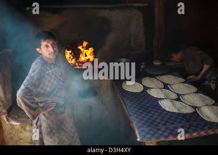 Making Afghan naan bread in Ishkashim, Badakhshan, Afghanistan Stock ...