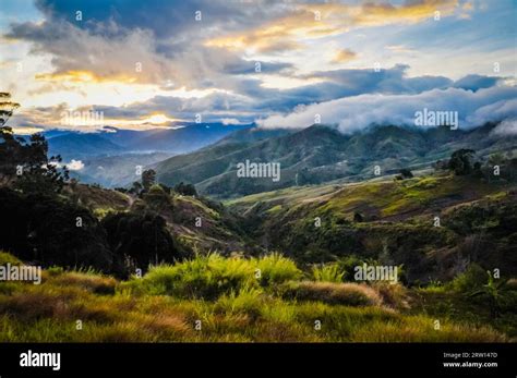 Papua new guinea mountains hi-res stock photography and images - Alamy