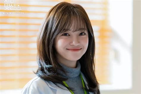 Kim Sejeong Brille Par Sa Transformation En Chercheuse Nergique Pour