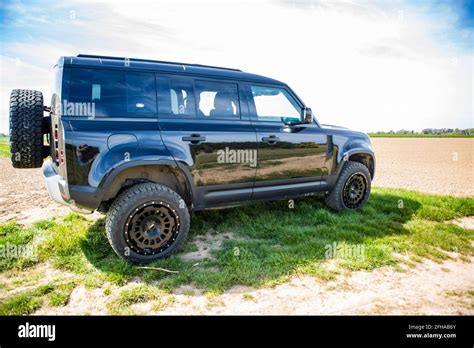 Land Rover Defender Modell 2021 mit Projekt Monotube Felgen in 20 Zoll ...