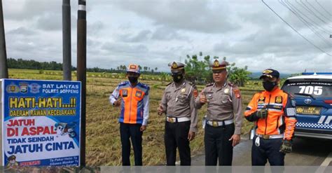 Pasang Spanduk Himbauan Di Titik Rawan Kecelakaan Cara Satlantas Polres Soppeng Cegah Lakalantas