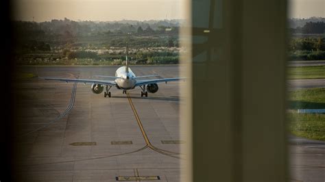 Controladores aéreos acatan el decreto de esencialidad pero lo